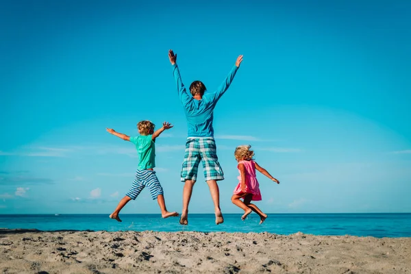 Gelukkige vader met kinderen-jongen en meisje-spelen op het strand — Stockfoto