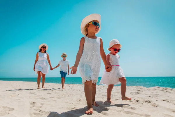 Feliz paseo en familia en la playa, madre con niños disfrutan del mar —  Fotos de Stock