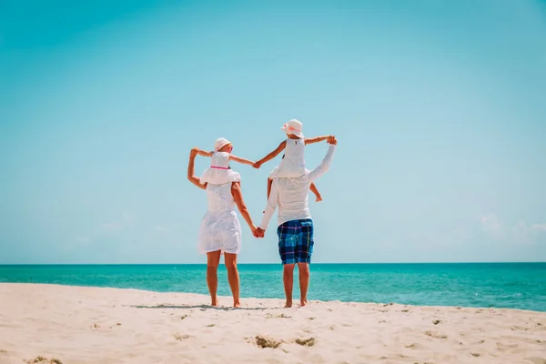 Mutlu aile çocuklarla oynamak tropik sahilde — Stok fotoğraf