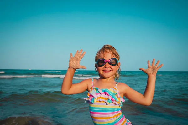 Roztomilá holka na tropické pláži, hraní si s pískem — Stock fotografie