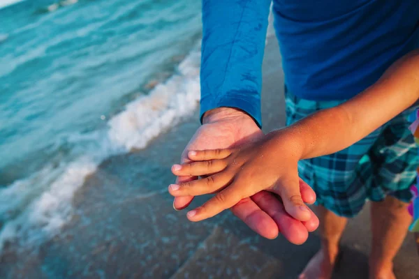아버지와 딸 해변에서 손을 잡고 — 스톡 사진