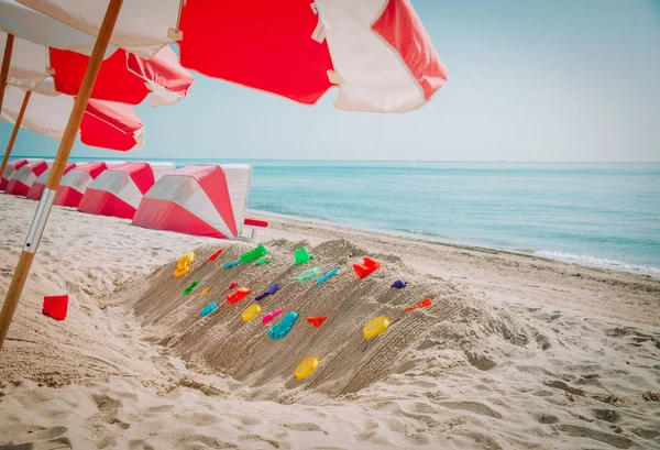Gyerek játékok a trópusi homokos strand nyaralás — Stock Fotó