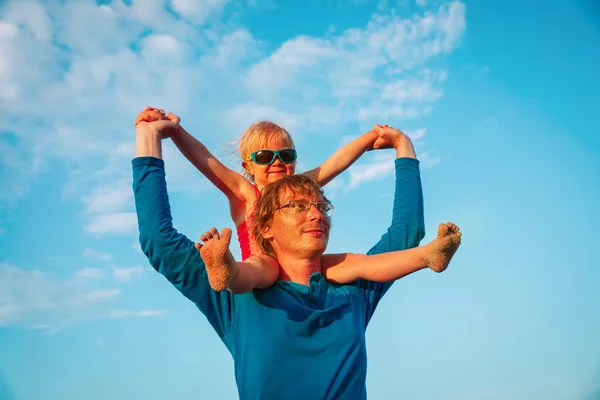 Šťastný otec a malá dcera hrát na obloze — Stock fotografie