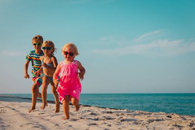 sahilde çalışan mutlu çocuklar, erkek ve kızlar denizde eğlenin