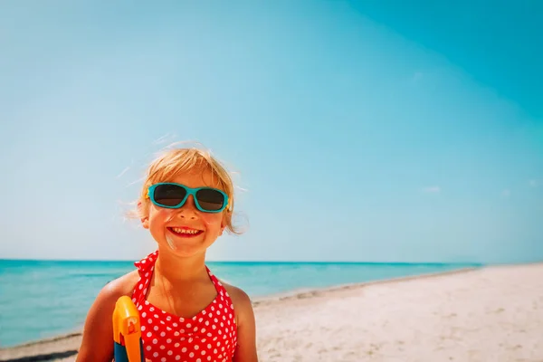 Concept de protection solaire - jolie fille avec crème solaire à la plage — Photo