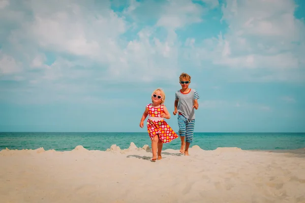 Roztomilá šťastná dívka s chlapcem na pláži — Stock fotografie