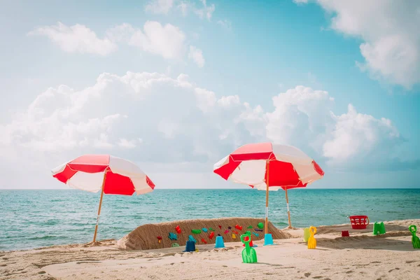 Gyerek játékok a trópusi homokos strand nyaralás — Stock Fotó