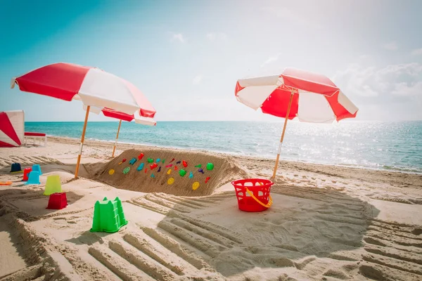 Gyerek játékok a trópusi homokos strand nyaralás — Stock Fotó
