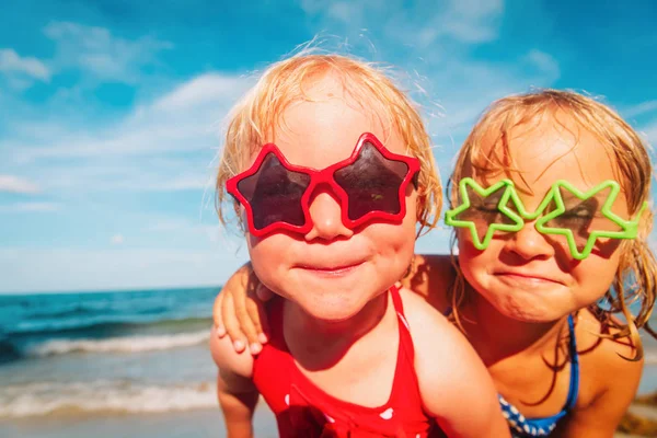 Szczęśliwy Cute Little Girls bawić się z wodą na plaży — Zdjęcie stockowe