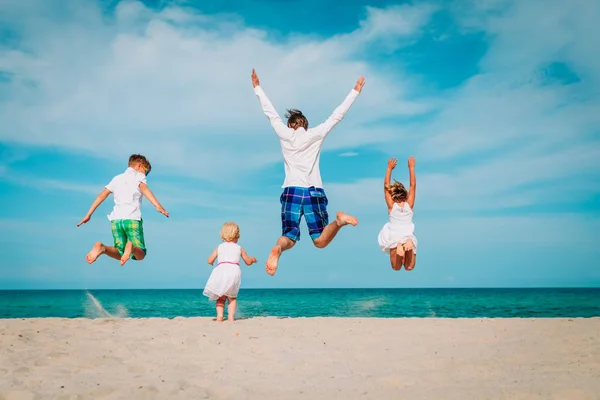 Pai feliz com crianças-menino e meninas- jogar na praia — Fotografia de Stock