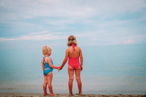 Carino bambine andare a nuotare in vacanza al mare — Foto Stock