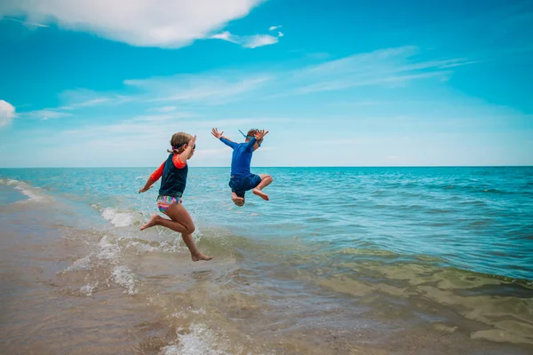 아이 - 소녀와 소년 - 실행하고 해변에서 파도와 함께 재생 — 스톡 사진