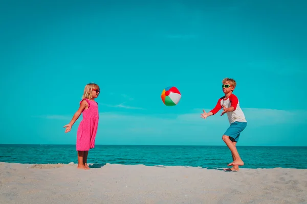 아이들은 해변에서 공을 가지고 놀고, 소년과 소녀는 바다에서 재미를 — 스톡 사진