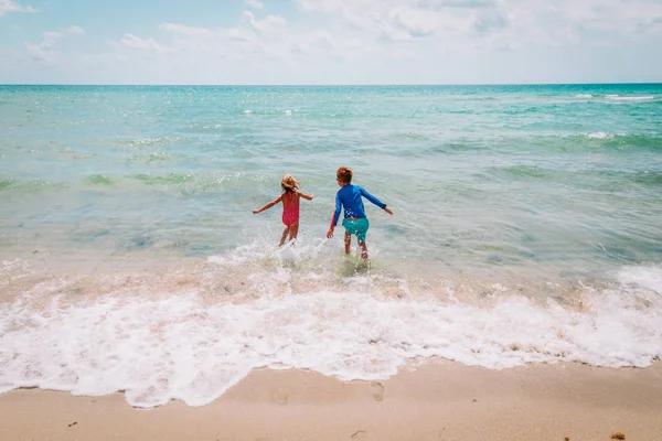행복 한 소년 과 소녀 해변에서 헤엄치는 — 스톡 사진