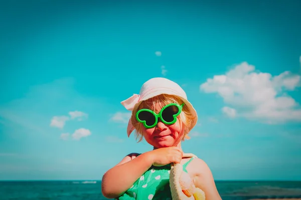 Cute Little Girl z torbą na wakacje na plaży — Zdjęcie stockowe