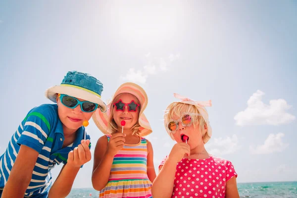 Šťastné děti s lízátka na letních prázdninách — Stock fotografie