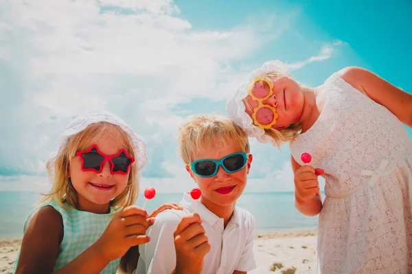 Yaz tatilinde lolipop ile mutlu çocuklar — Stok fotoğraf