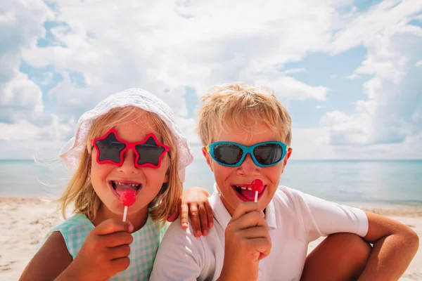 Šťastná Holčička a chlapec s lízánkou na letních prázdninách — Stock fotografie