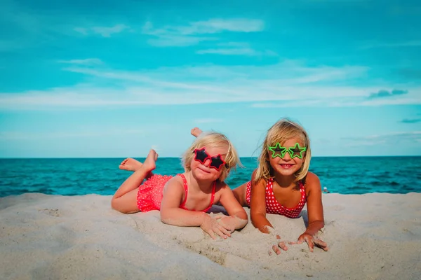 Hezké malé holčičky si hrají s pískem na pláži — Stock fotografie