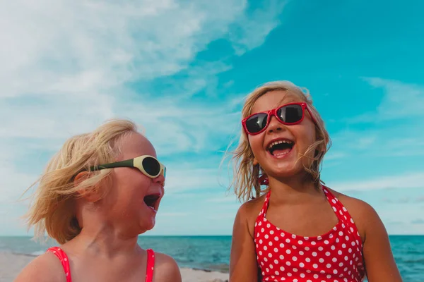Feliz lindo sisiters disfrutar de verano playa —  Fotos de Stock
