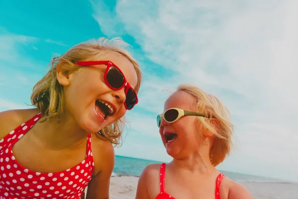 Šťastné malé sisitky si užijí letní pláž — Stock fotografie