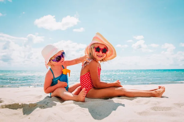 Güneş koruma, plajda güneş kremi ile sevimli kızlar — Stok fotoğraf