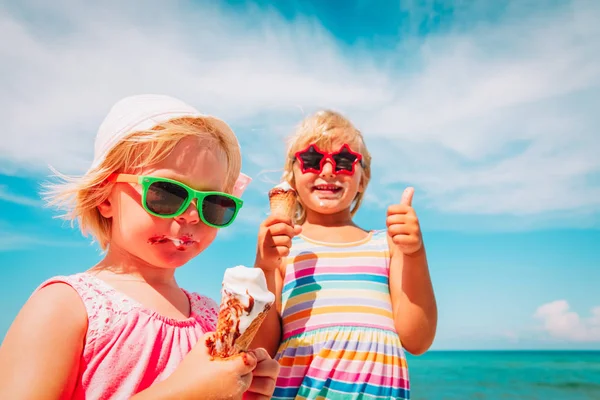 해변에서 아이스크림을 먹는 행복한 귀여운 어린 소녀 — 스톡 사진