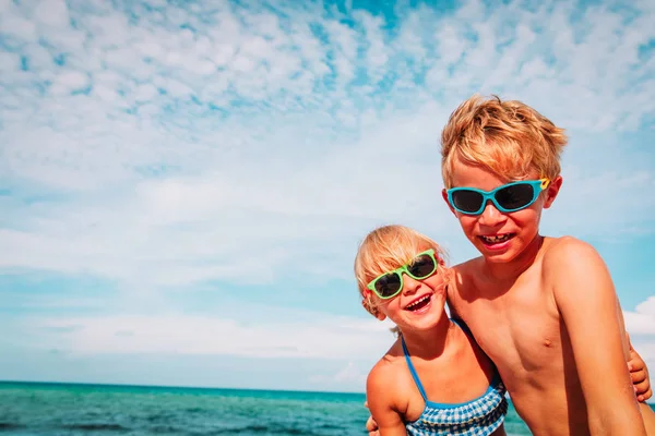 Gelukkig schattig kleine jongen en meisje genieten strand — Stockfoto