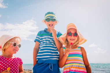 Yaz tatilinde lolipop ile mutlu çocuklar