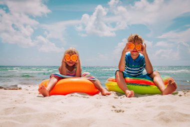mutlu erkek ve kız turuncu gözleri gösteren, yaz tatili keyfini çıkarın