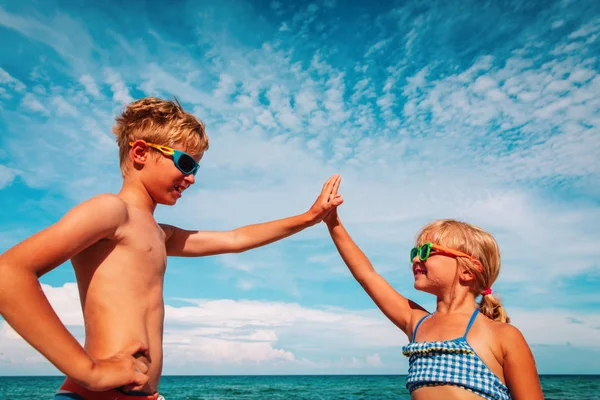 Menino feliz e menina jogar na praia, as crianças se divertem no mar — Fotografia de Stock