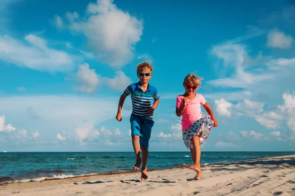 Щасливий хлопчик і дівчинка біжать на пляжі — стокове фото
