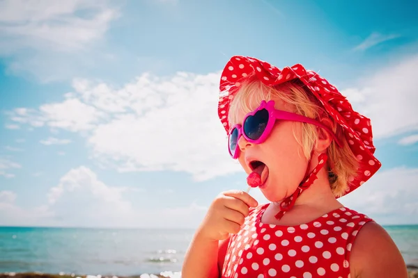 Yaz tatilinde lolipop ile mutlu küçük kız — Stok fotoğraf