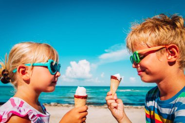 sevimli erkek ve kız plajda dondurma yeme