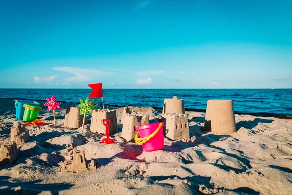 Homokjátékok és a vár a trópusi strandon, a gyerekek játszanak a tengeren vakáció — Stock Fotó