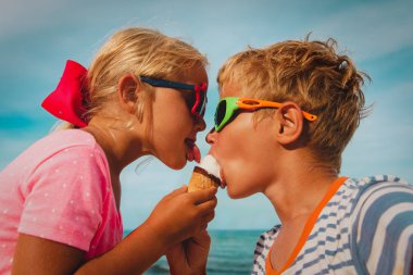 sevimli erkek ve kız plajda dondurma yeme
