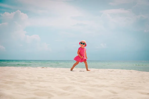 Gelukkig schattig klein meisje run op zand strand — Stockfoto
