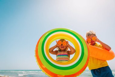 mutlu erkek ve kız turuncu gözleri gösteren, plaj keyfini çıkarın