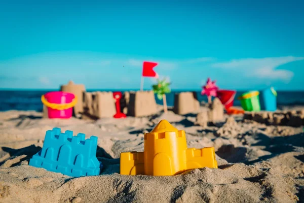 Homokvárat a tengerparti vakáció és játékok — Stock Fotó
