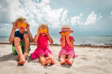 mutlu erkek ve kızlar turuncu gözleri gösteren, yaz tatili tadını çıkarın