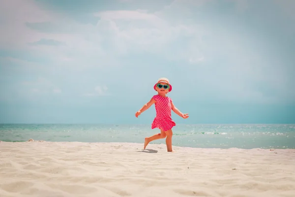 Heureuse petite fille mignonne courir sur la plage de sable — Photo