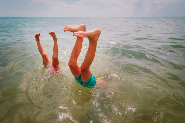 바다에서 손을 잡고 휴가를 보내는 아이들 — 스톡 사진