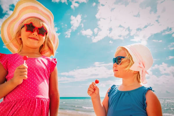 Šťastné rozkošné dívky s lízátka na letních prázdninách — Stock fotografie