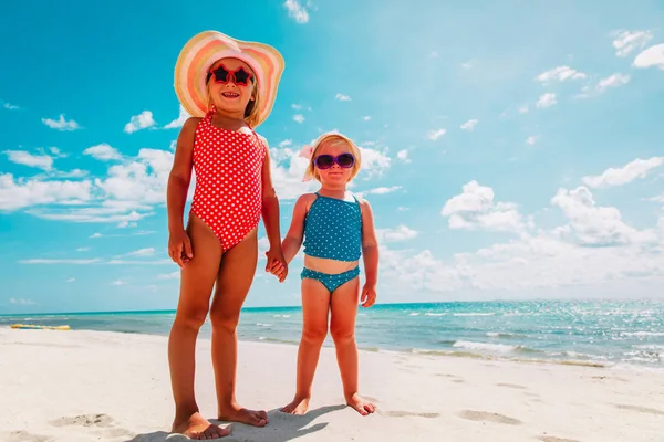 Meninas bonitos ir nadar na praia de verão — Fotografia de Stock