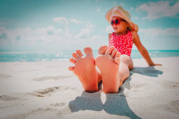 피트 의 어린 소녀 휴식 에 여름 해변 — 스톡 사진