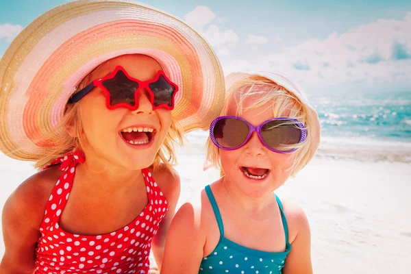 Happy cute little girls play on beach vacation — Stock Photo, Image