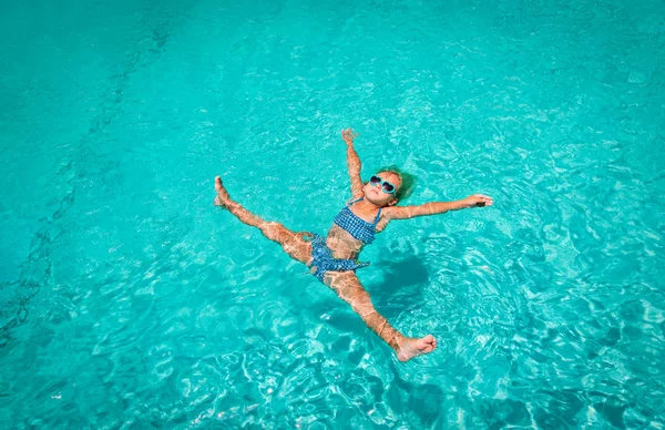 Liten flicka koppla av i vatten på stranden eller poolen, semester — Stockfoto