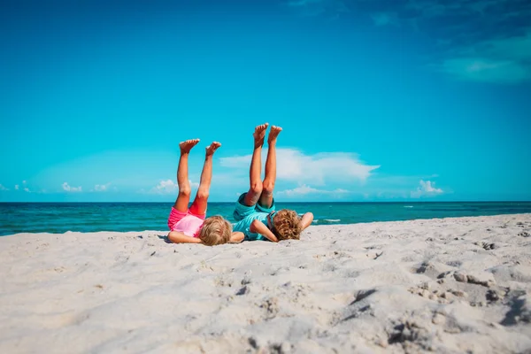 Feliz niño y niña relajarse en la playa tropical —  Fotos de Stock