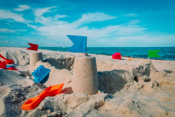 Castelo de areia em férias de praia e brinquedos — Fotografia de Stock