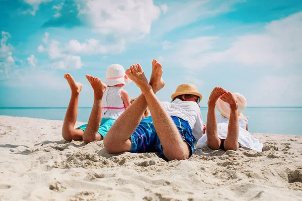Отец с детьми отдохнуть на пляже отдых, семья на море — стоковое фото